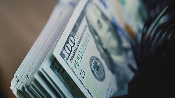 В Белоруссии уборщик нашел 4000 долларов в подушке и вернул их хозяйке