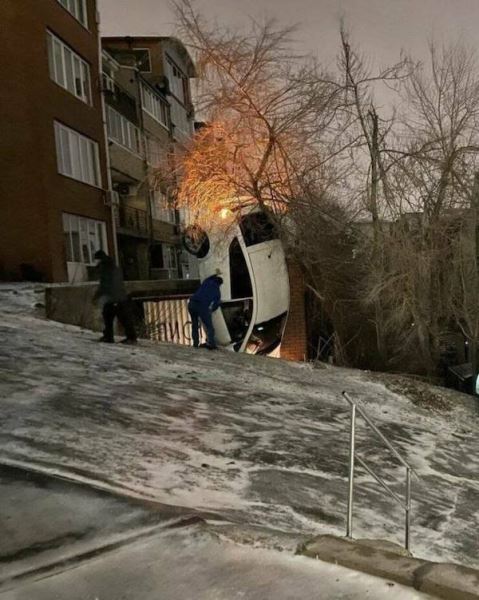 Когда права купили, а умение водить — нет (13 фото)